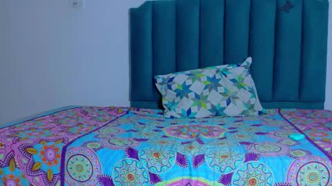 Snapshot of sylvie_1 chatting on October 1, 1:01 pm Sylvie online show from October 1, 1:01 pm