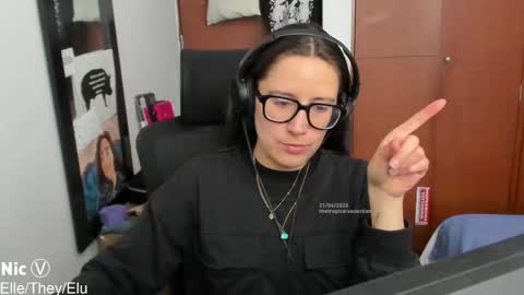 Nicole   TheyElleElu online show from April 21, 7:09 pm