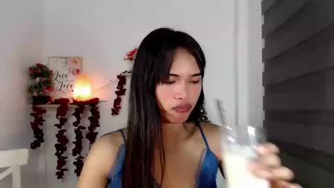 Snapshot of ursandra_xx chatting on March 3, 8:18 pm ursandra_xx online show from March 3, 8:18 pm