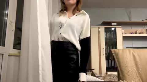 Polly online show from November 9, 4:08 pm