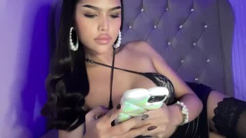 ylonagrae online show from April 10, 6:24 pm