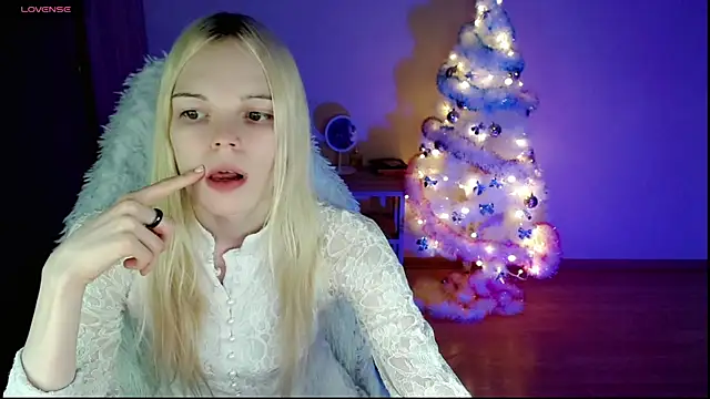 Snapshot of Emily_Nyaffee chatting on December 27, 1:00 am Emily Nyaffee online show from December 27, 1:00 am