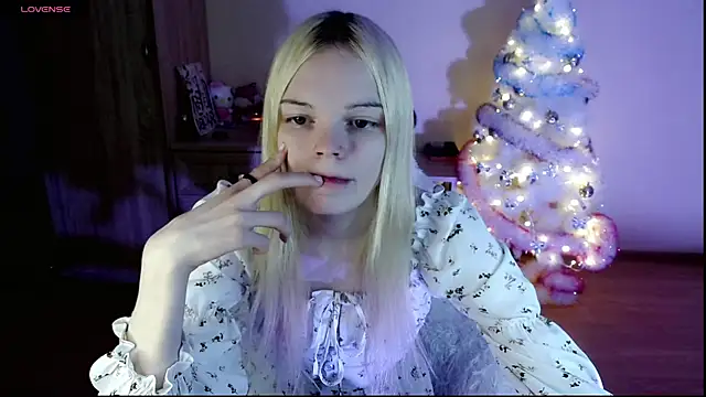 Snapshot of Emily_Nyaffee chatting on January 4, 9:09 pm Emily Nyaffee online show from January 4, 9:09 pm