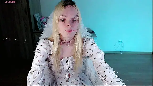 Snapshot of Emily_Nyaffee chatting on February 8, 11:13 pm Emily Nyaffee online show from February 8, 11:13 pm
