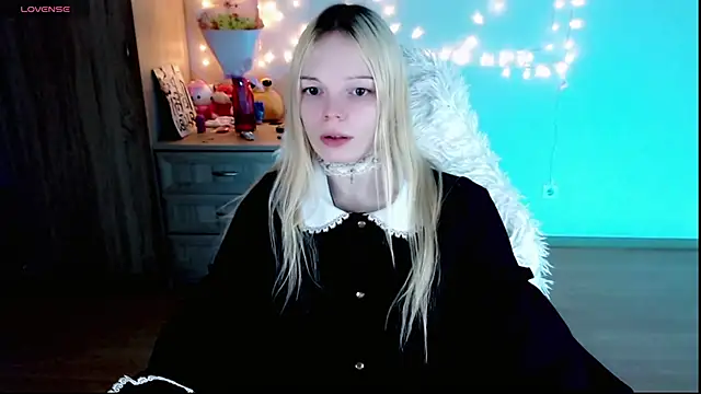 Snapshot of Emily_Nyaffee chatting on February 22, 11:24 pm Emily Nyaffee online show from February 22, 11:24 pm