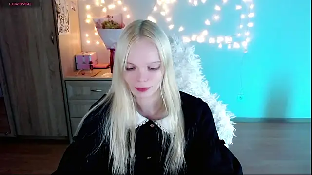 Snapshot of Emily_Nyaffee chatting on March 3, 3:35 pm Emily Nyaffee online show from March 3, 3:35 pm