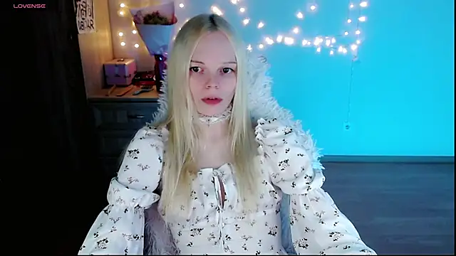 Snapshot of Emily_Nyaffee chatting on March 14, 7:17 pm Emily Nyaffee online show from March 14, 7:17 pm