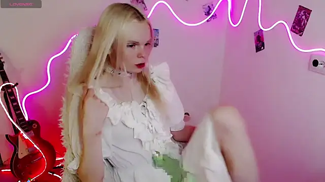 Snapshot of Emily_Nyaffee chatting on September 19, 12:05 am Emily Nyaffee online show from September 19, 12:05 am