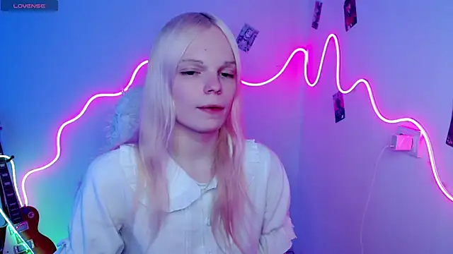 Snapshot of Emily_Nyaffee chatting on October 16, 11:04 pm Emily Nyaffee online show from October 16, 11:04 pm