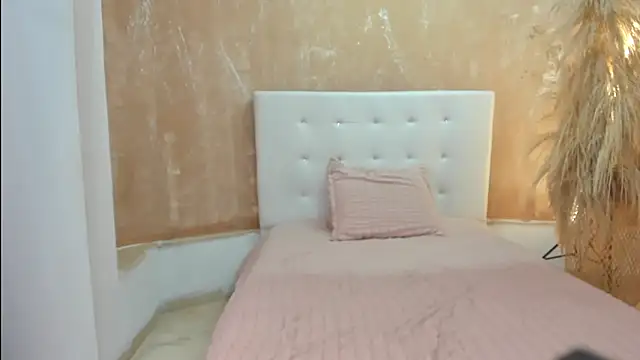 shenielxx online show from February 25, 1:39 pm