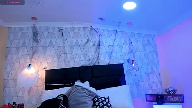 JustinePerry online show from October 25, 1:50 pm