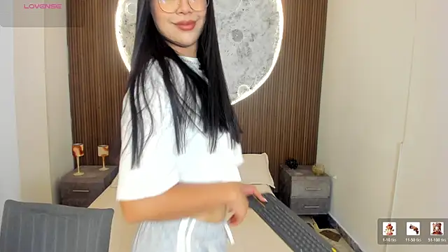 RoseCassie online show from April 3, 1:53 pm