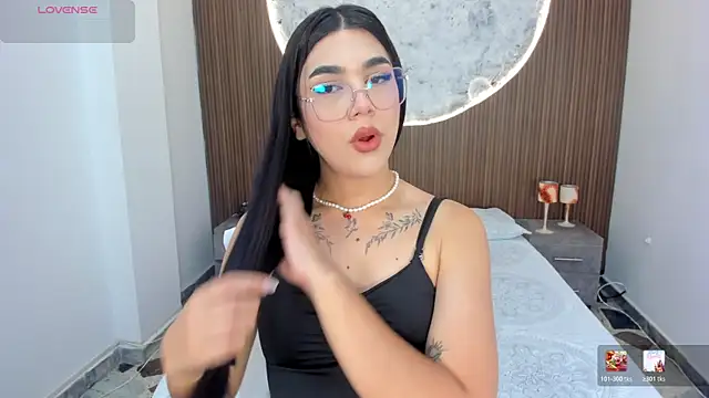 RoseCassie online show from April 4, 2:04 pm