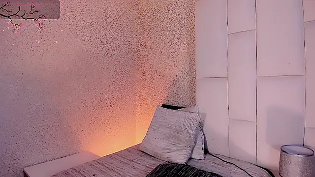 Angeles Busst online show from February 23, 8:45 pm