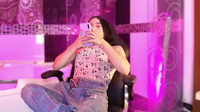 Small Hot19 online show from March 18, 10:25 am