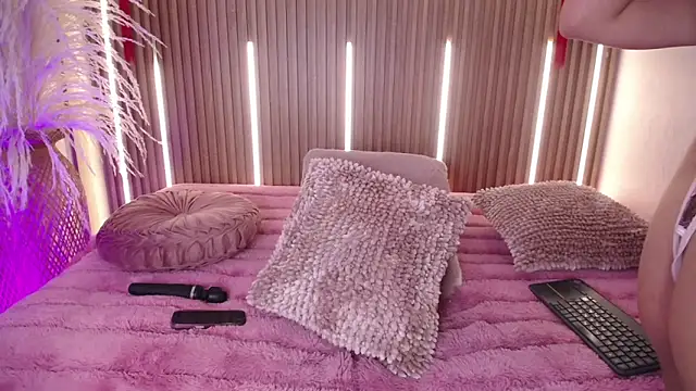 MylaDreams online show from March 26, 3:32 am