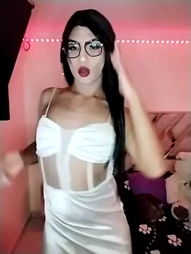 Lauragomezz online show from November 19, 9:09 am
