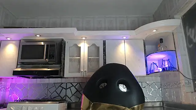 CrisOzzz online show from April 10, 6:24 pm