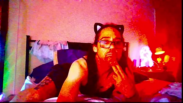 courtney1982 online show from April 6, 4:29 pm