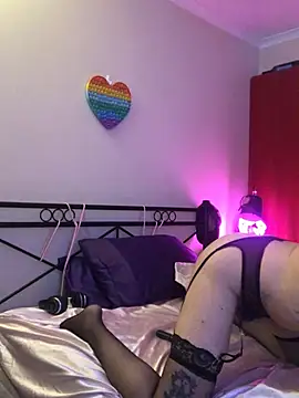 courtney1982 online show from May 22, 9:00 pm