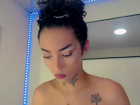 Darianna A online show from May 5, 9:32 pm