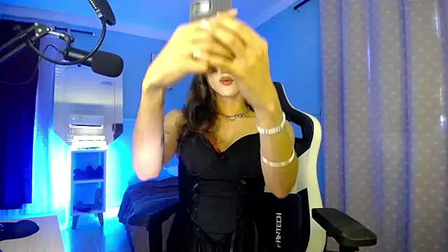 charlottesexxx online show from May 4, 9:42 pm