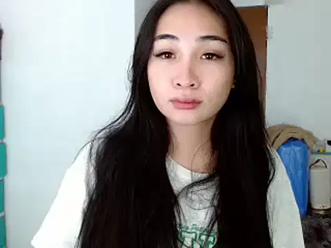 Snapshot of SweetLilly_18 chatting on December 11, 5:59 pm SweetLilly 18 online show from December 11, 5:59 pm