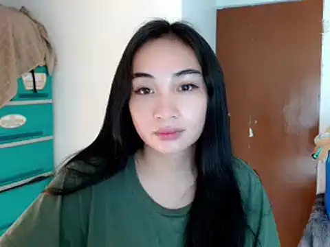 Snapshot of SweetLilly_18 chatting on January 5, 3:21 am SweetLilly 18 online show from January 5, 3:21 am