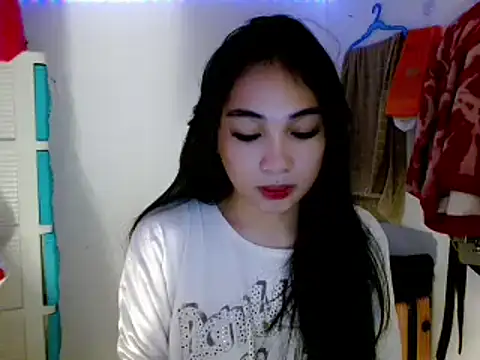 Snapshot of SweetLilly_18 chatting on March 14, 2:15 am SweetLilly 18 online show from March 14, 2:15 am