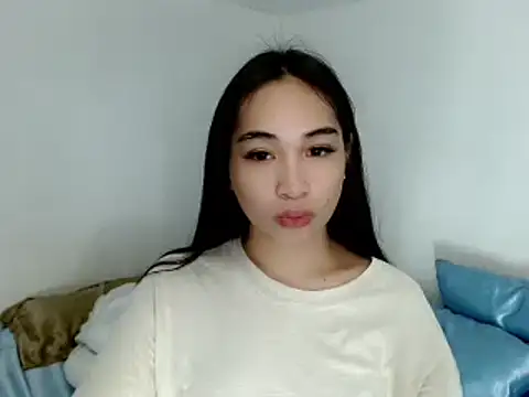 Snapshot of SweetLilly_18 chatting on March 23, 2:48 am SweetLilly 18 online show from March 23, 2:48 am