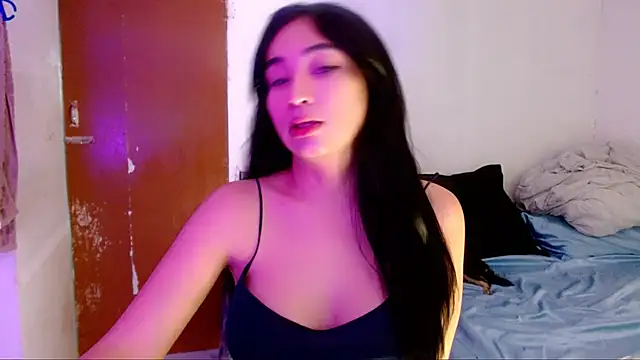 Snapshot of SweetLilly_18 chatting on September 24, 12:17 am SweetLilly 18 online show from September 24, 12:17 am