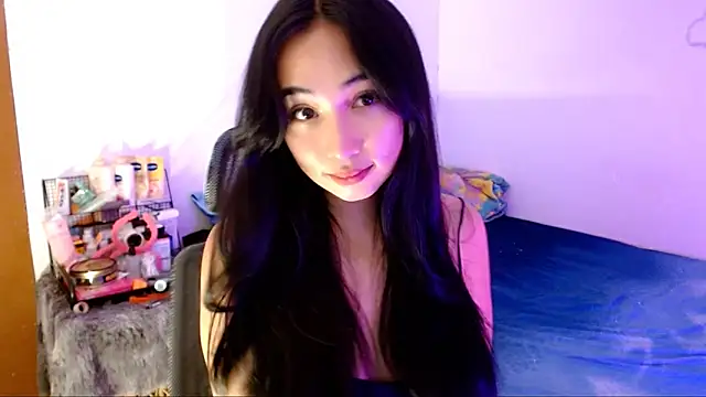 Snapshot of SweetLilly_18 chatting on October 13, 3:30 am SweetLilly 18 online show from October 13, 3:30 am