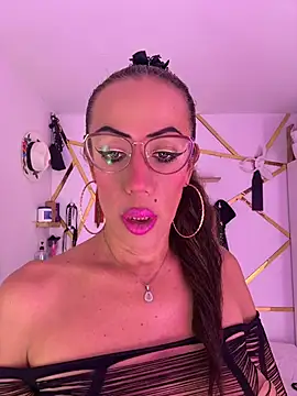 YOURSDEBORA online show from June 4, 7:50 pm