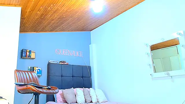 queenaliice online show from March 24, 1:27 pm