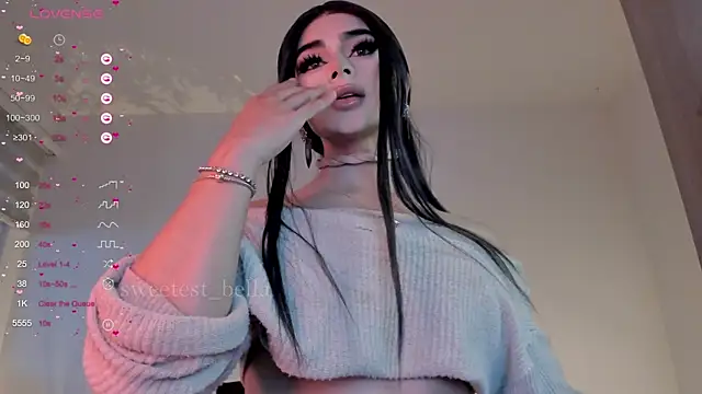 Snapshot of sweetest_bella chatting on October 22, 9:29 pm sweetest bella online show from October 22, 9:29 pm
