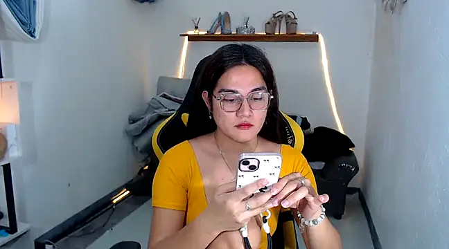 Snapshot of MarieLoveGlamorous chatting on February 8, 10:39 am MarieLoveGlamorous online show from February 8, 10:39 am