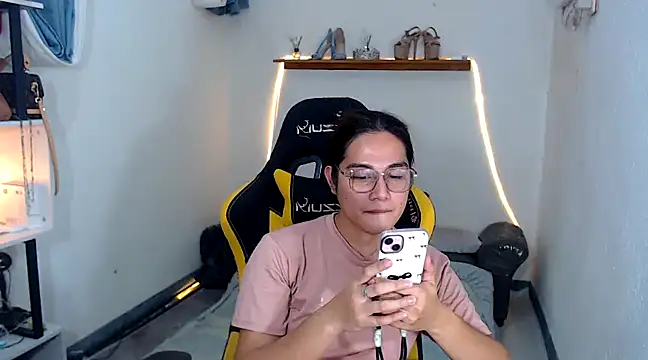 Snapshot of MarieLoveGlamorous chatting on February 16, 3:05 pm MarieLoveGlamorous online show from February 16, 3:05 pm