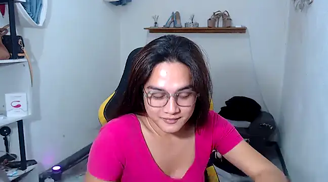 Snapshot of MarieLoveGlamorous chatting on February 24, 12:30 am MarieLoveGlamorous online show from February 24, 12:30 am