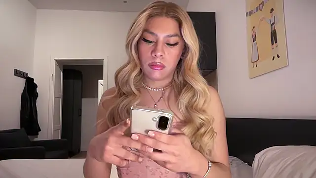 saray doll online show from April 3, 8:18 pm