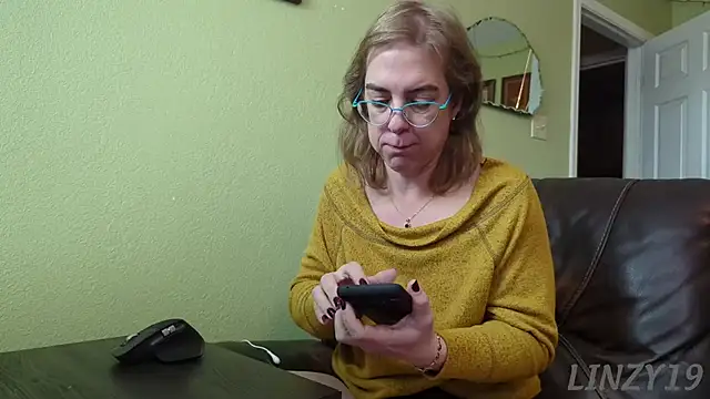 Linzy 19 online show from December 4, 6:34 pm